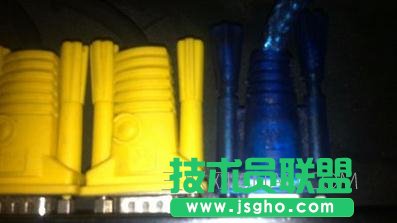 一個(gè)顯示器如何連接多臺(tái)臺(tái)式電腦